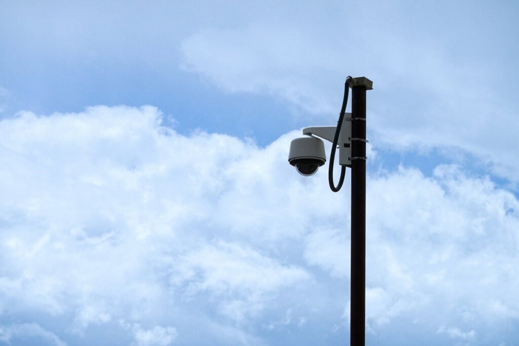 DoveValley_Amenities_SecurityCamera Security camera on a tall pole.