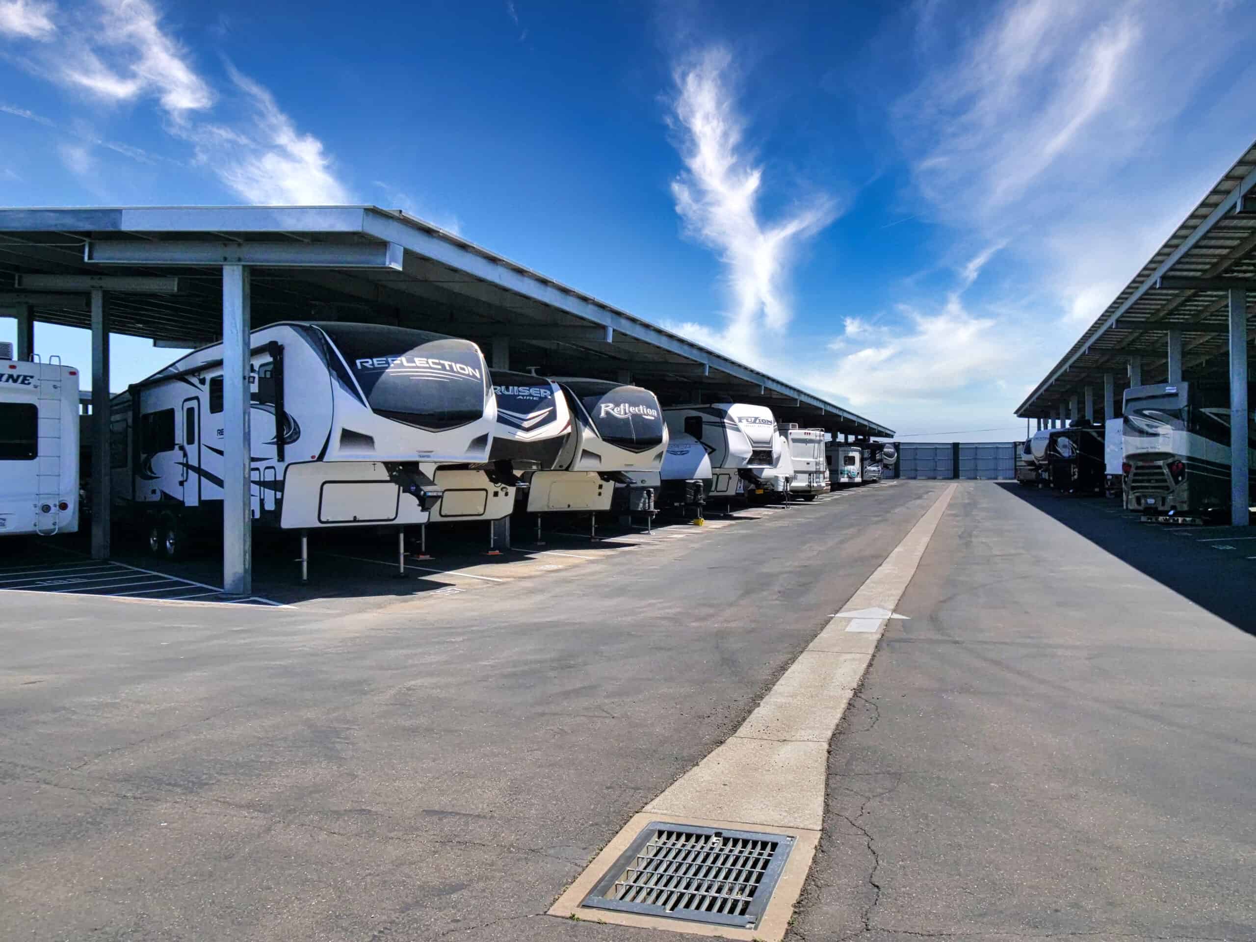 Outrig's Oakey Location Covered Parking with 2 rows of boats and RVs parked underneath